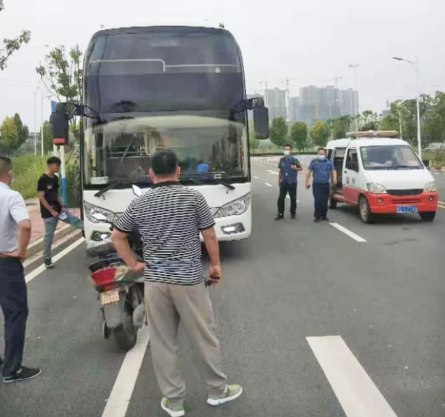 鄱陽(yáng)長(zhǎng)運(yùn) 協(xié)助開(kāi)展“黑車”專項(xiàng)打擊活動(dòng)