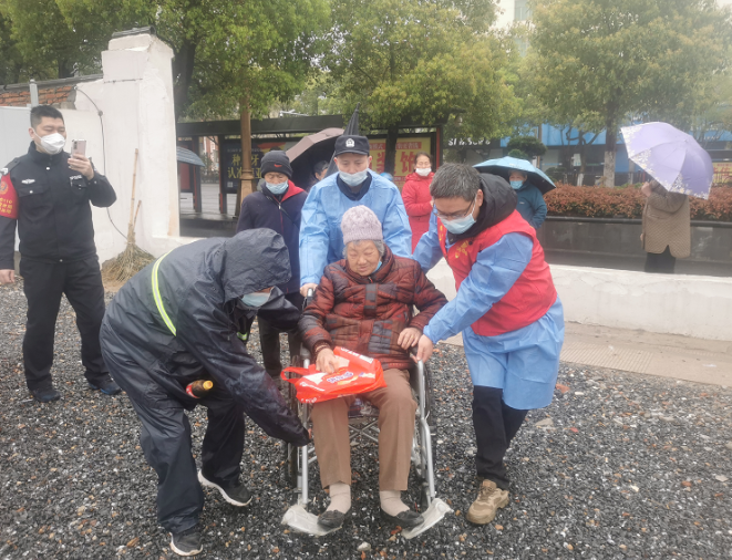 長鴻物業：八旬老人摔倒 民警志愿者奔走相助