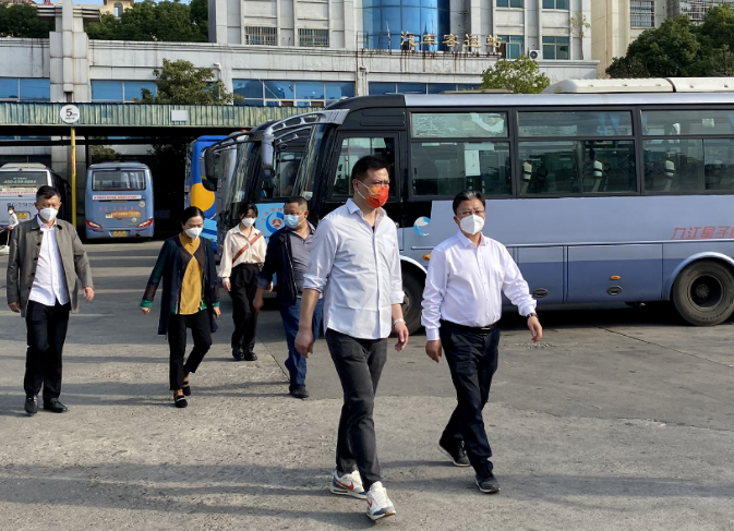 廬山管理局局長、廬山市市長王斌督導廬山市汽車站疫情防控工作