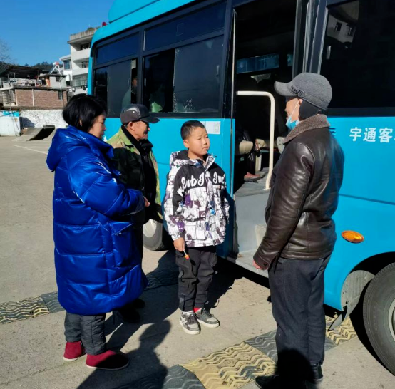 撫州長運：乘車現場 孩子深深鞠躬致謝