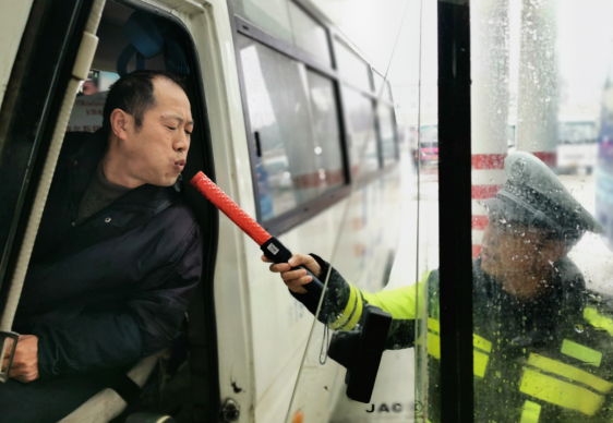 九江長運  武寧縣交警大隊突擊檢查武寧客運站