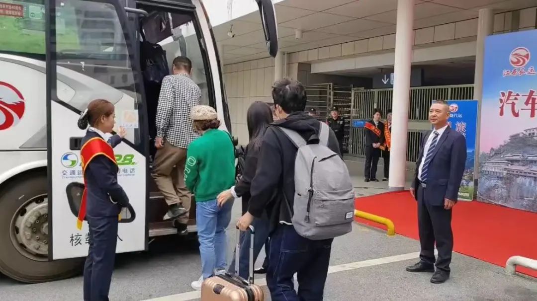 上饒汽運：望仙谷旅游直通車 備受旅客青睞