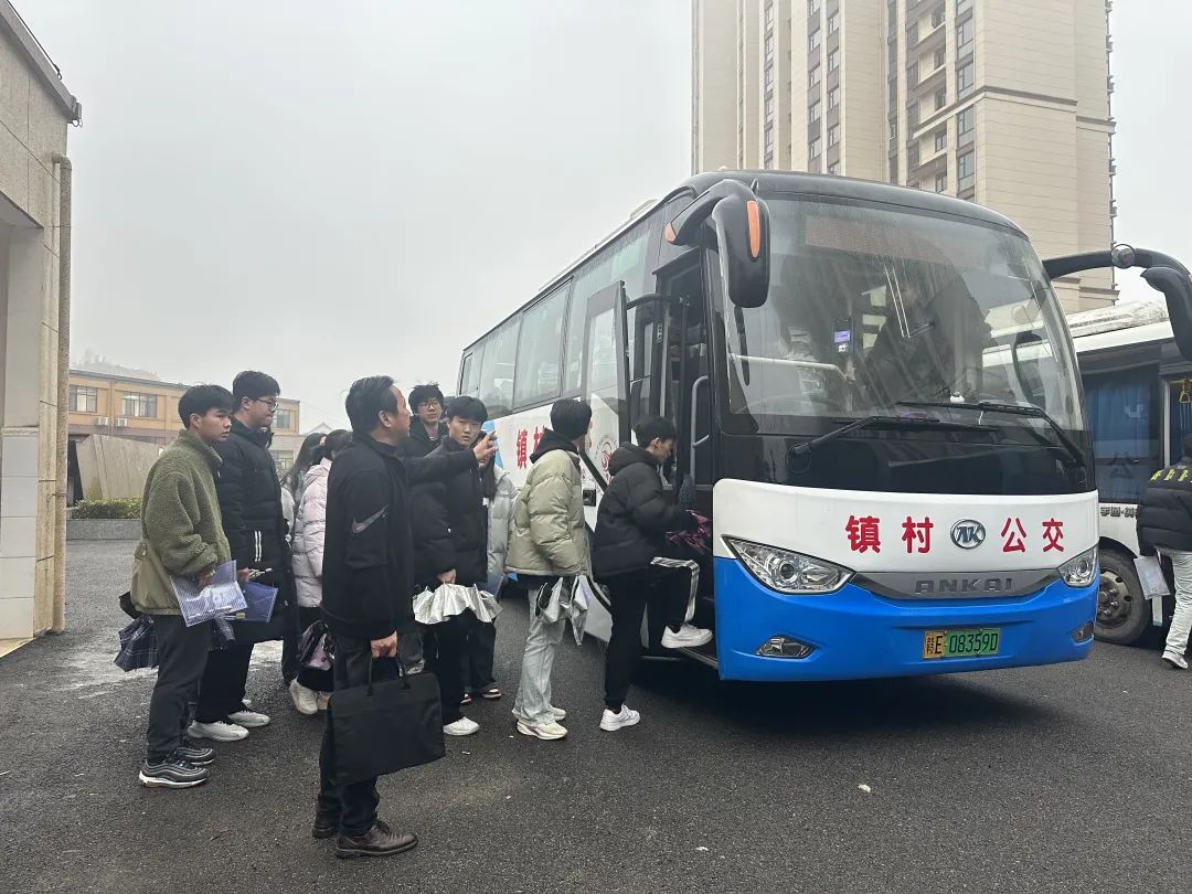 上饒汽運(yùn)：你雨中迎考 我擺渡護(hù)航