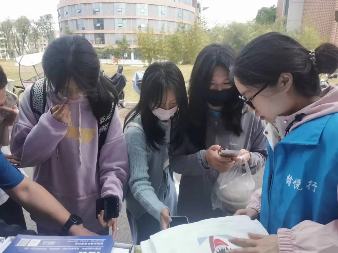 上饒汽運 開展校園直通車地推活動