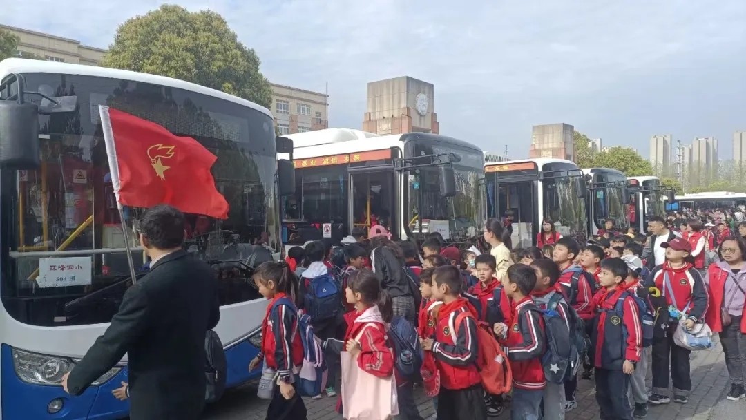 馬鞍山長客：含山長運助力環峰第四小學春游活動圓滿成功